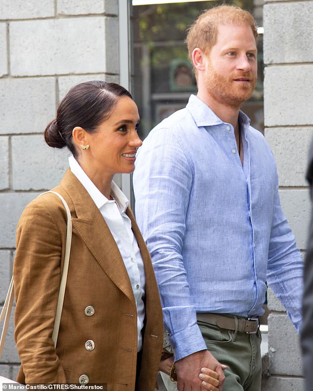 Meghan Markle mostró su estilo chic sin esfuerzo cuando ella y el príncipe Harry visitaron una escuela en el área de Santa Fe de Bogotá el viernes.