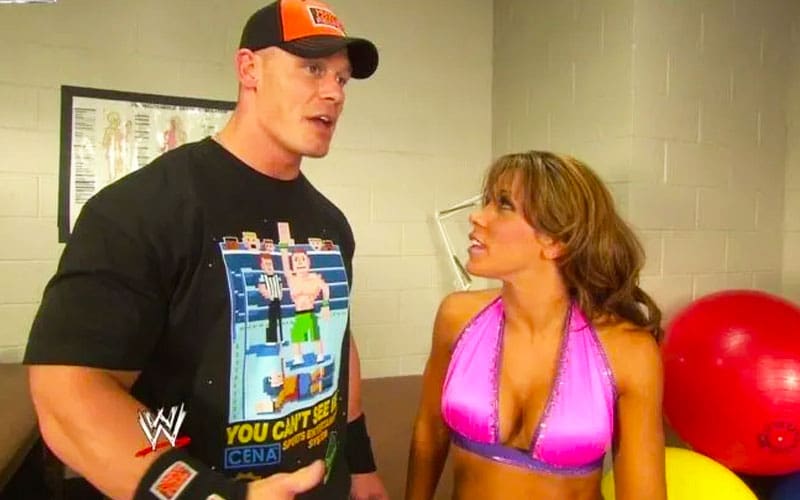 Mickie James explica por qué el romance en pantalla con John Cena le resultó incómodo
