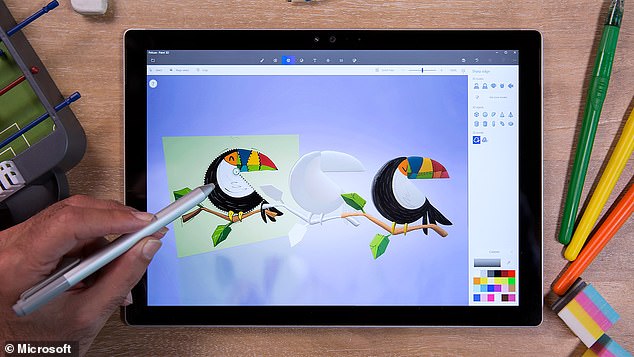 Paint 3D se lanzó por primera vez en 2017 y rápidamente se convirtió en una de las aplicaciones favoritas de los artistas. A diferencia de su predecesora, Paint, la aplicación permitía a los usuarios crear obras maestras tridimensionales con las que podían jugar desde todos los ángulos.