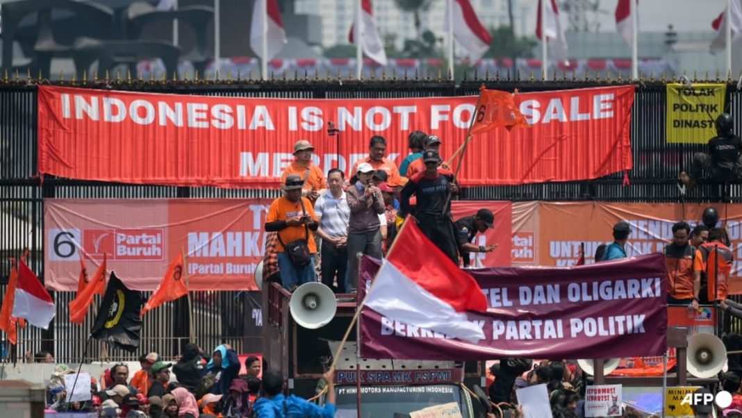 Miles de personas protestan contra la decisión del parlamento indonesio de subvertir un fallo judicial y allanar el camino para que el hijo de Jokowi se presente a las elecciones locales
