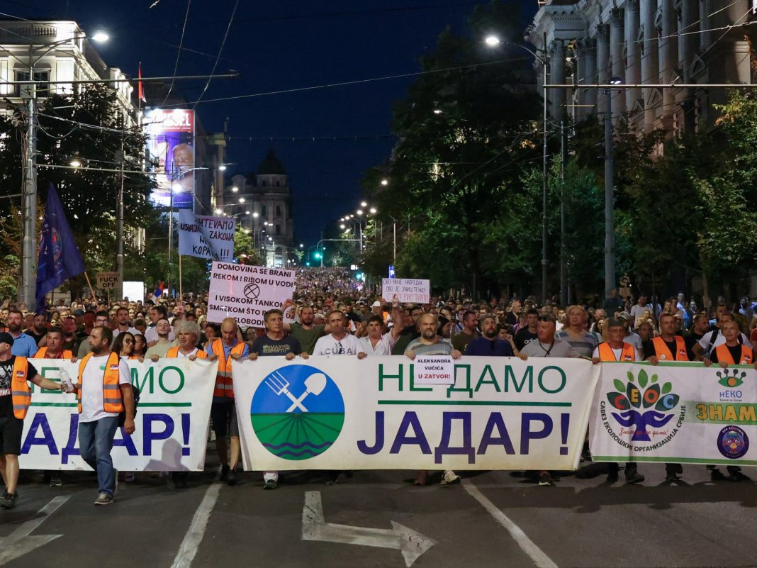 Miles de personas protestan en Belgrado, Serbia, contra el proyecto de extracción de litio
