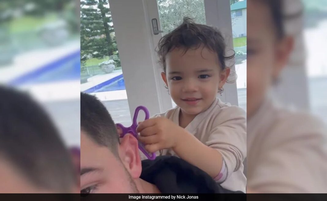 Mira: Malti Marie le corta el pelo a su padre Nick Jonas con unas tijeras de juguete. ¡Awww!
