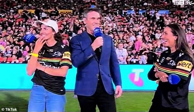 Las aficionadas de Penrith, Jess (izquierda) y Noemi (derecha) Fox, soportan una entrevista incómoda con la leyenda de State of Origin, Brad Fittler, en el Bluebet Stadium el viernes por la noche