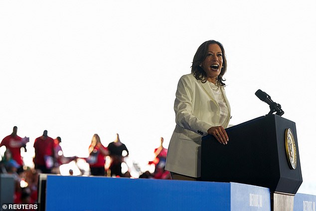 Momento en el que Kamala Harris critica a los manifestantes antiisraelíes mientras secuestran su manifestación, antes de darles un ultimátum
