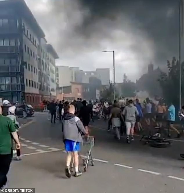 Hoy en Hull, mientras los disturbios arrasaban el Reino Unido, se puede ver a una multitud de hombres corriendo hacia un vehículo en un aparcamiento gritando la palabra 