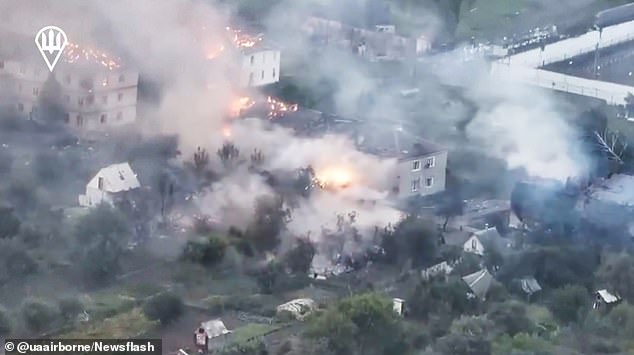 El humo y las llamas se elevan desde los edificios del pueblo de Mala Loknya, en la región rusa de Kursk.