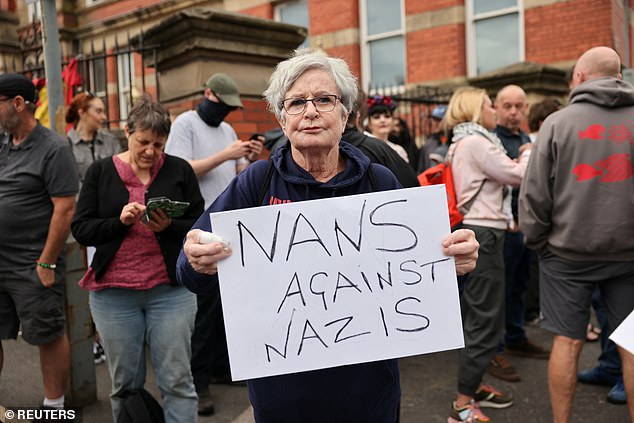 Pat, de 71 años, formó parte de la contraprotesta que se reunió en West Derby Road el viernes por la noche para oponerse a una manifestación planificada frente a la mezquita Abdullah Quilliam.