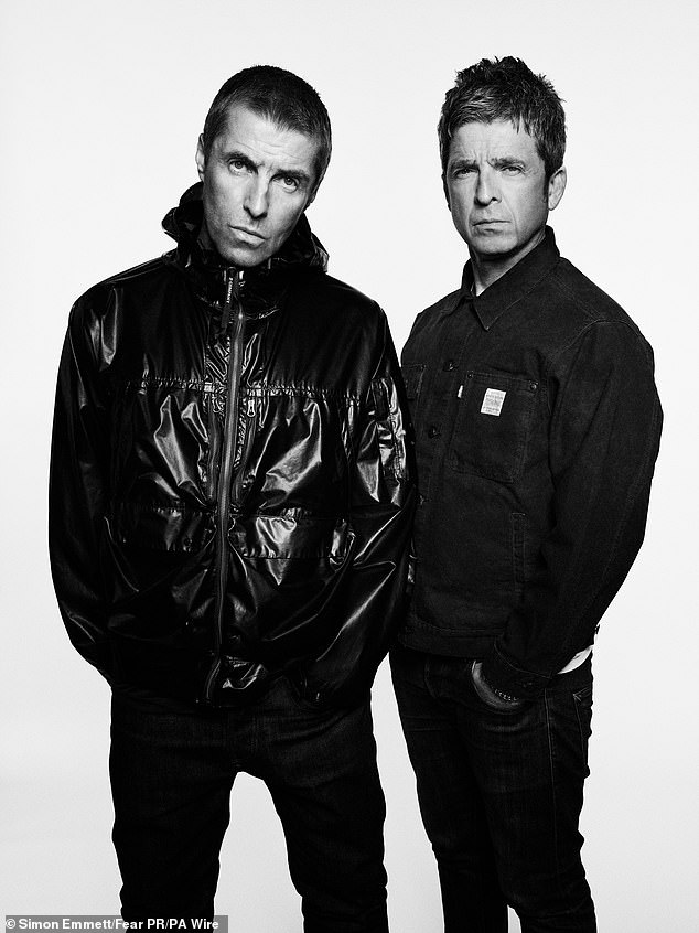 Liam y Noel Gallagher confirmaron ayer que Oasis se ha reunido para una gira gigantesca por el Reino Unido e Irlanda. En la foto aparecen juntos por primera vez en varios años.