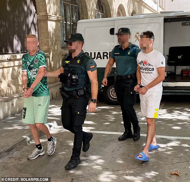 Ocho hombres han sido acusados ​​de violar en grupo a una turista británica de 18 años en un hotel de Magaluf. En la imagen: Dos de los hombres son llevados a juicio el 16 de agosto del año pasado