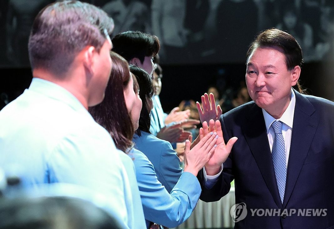 (LEAD) Yoon hosts dinner for Olympic athletes