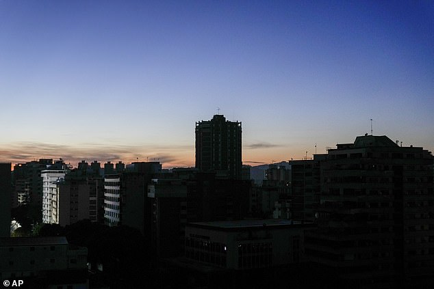 Los edificios de Caracas, la capital de Venezuela, quedaron a oscuras durante un corte de energía el viernes. El gobierno dijo que el corte de la red eléctrica se informó alrededor de las 4:40 am