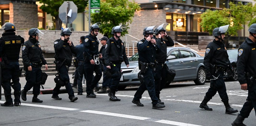 Para los afroamericanos, un mayor salario policial no siempre significa menos enfrentamientos violentos como ocurre para otros grupos raciales
