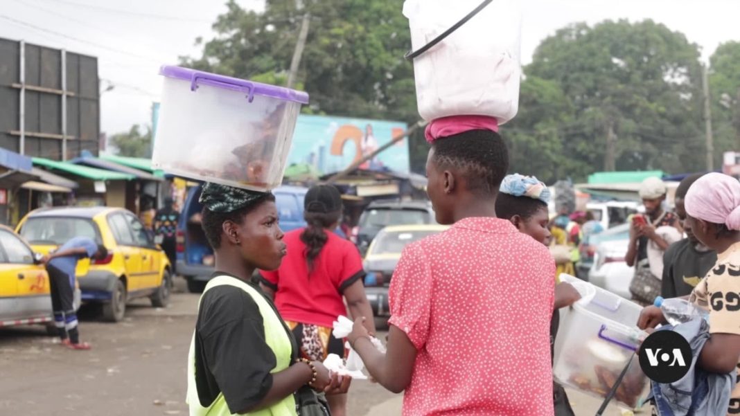 Pese a las preocupaciones por el trabajo infantil, la venta ambulante continúa en Camerún
