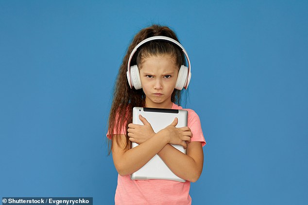 Un estudio sugiere que los niños que usan sus tabletas una hora más al día tienen más probabilidades de estar enojados o frustrados un año después (imagen de archivo)