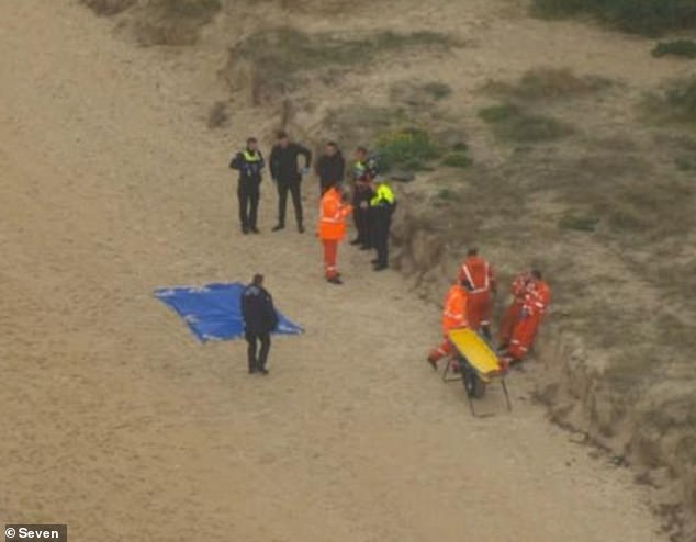 El cuerpo de una mujer fue encontrado en una popular playa de Melbourne el lunes por la mañana (en la foto, servicios de emergencia en el lugar)