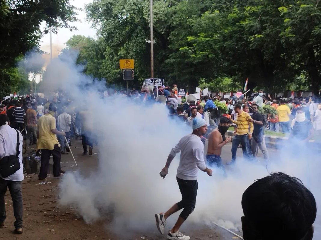 Policía reprime protestas por asesinato y violación de médica en Calcuta, India - teleSUR
