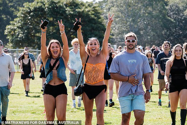 Un multimillonario está donando una gran parte de su fortuna personal para ayudar a los aspirantes a propietarios de viviendas a comprar su primera propiedad. En la imagen: jóvenes australianos en un festival de música