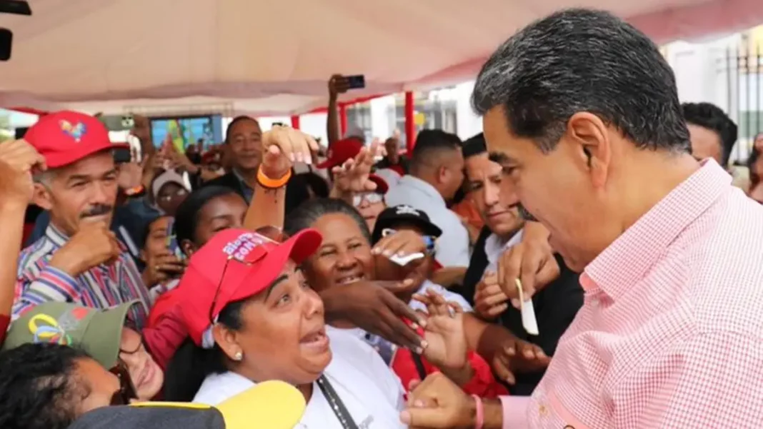 Presidente Maduro se reúne con comunas venezolanas - teleSUR
