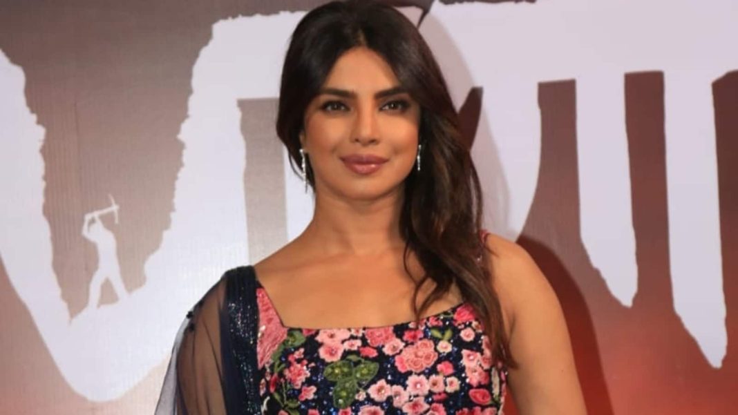 Priyanka Chopra tiene un momento dulce con una joven fan en el lanzamiento del tráiler de su película en marathi Paani.
