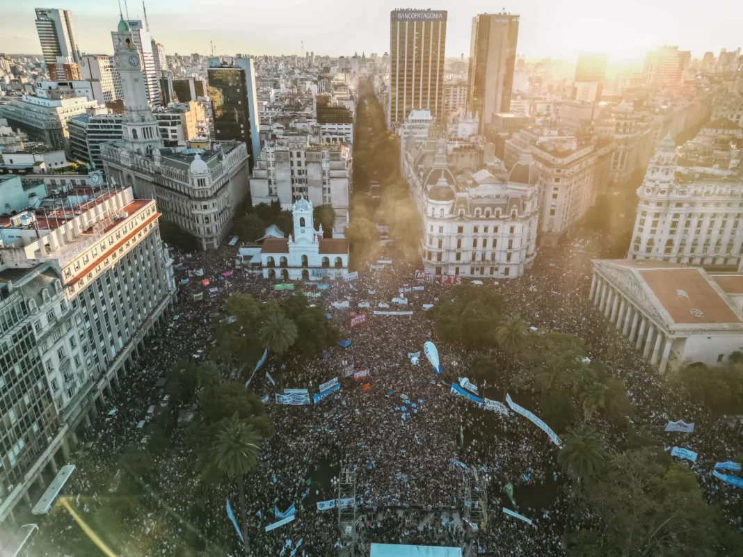 Profesores universitarios de Argentina irán a huelga este lunes por reclamo salarial - teleSUR
