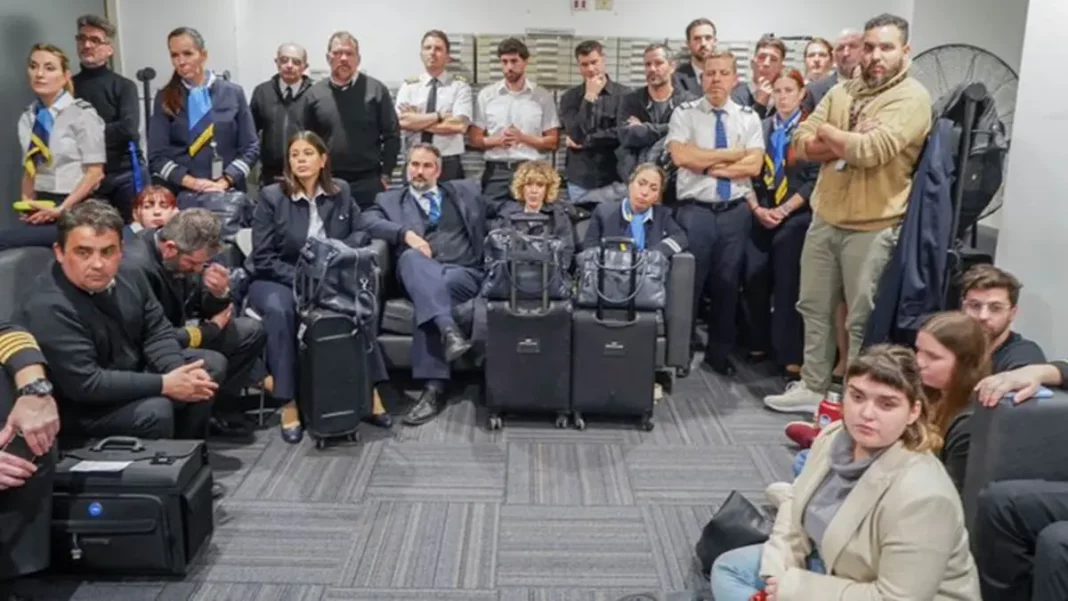 Protestas de trabajadores argentinos interrumpen operaciones de aerolíneas - teleSUR
