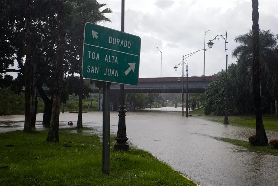 Puerto Rico: Al menos 900 mil personas sin electricidad tras huracán Ernesto - teleSUR
