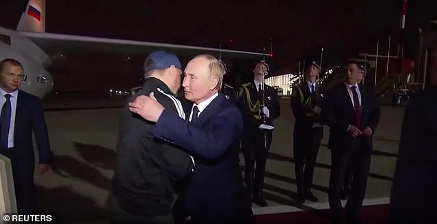 Vladimir Putin abraza calurosamente a Vadim Krasikov, condenado por un tribunal alemán por matar a un disidente checheno en Berlín