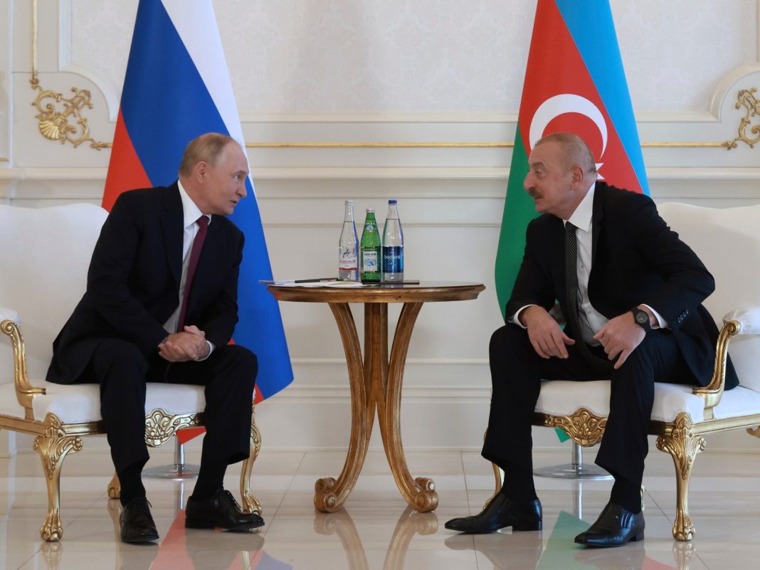 Putin se ofrece a mediar en el acuerdo de paz entre Azerbaiyán y Armenia durante su viaje a Bakú
