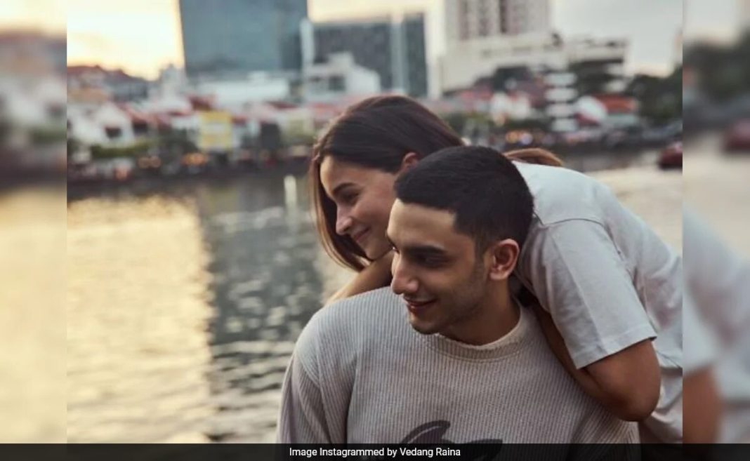 Raksha Bandhan 2024: Vedang Raina canta <i>Phoolon Ka Taron Ka</i> Para <i>Jigra</i> Coprotagonista Alia Bhatt
