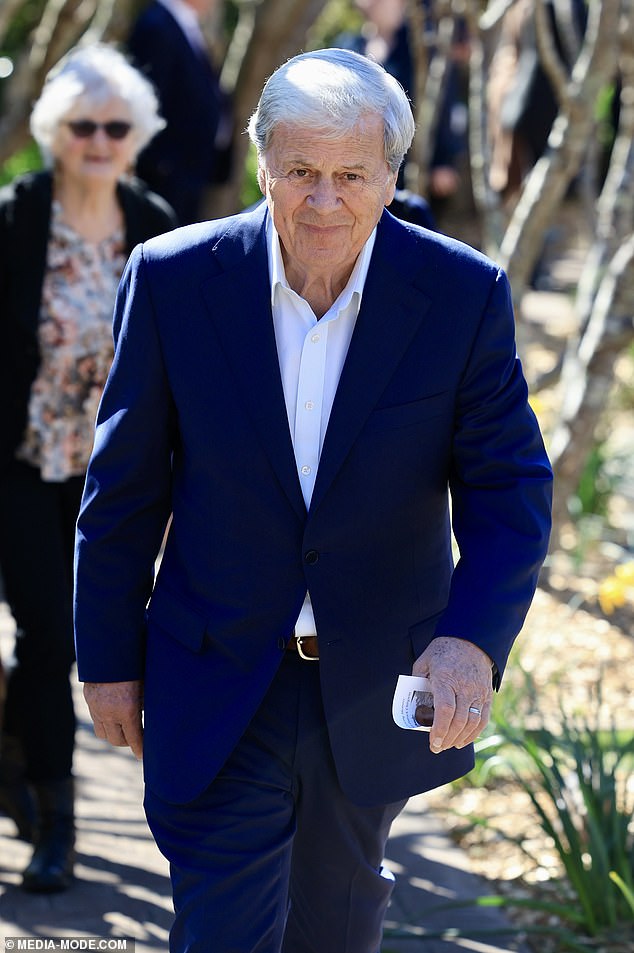 Algunas de las mayores estrellas de la época dorada de 60 Minutes se reunieron el jueves por la tarde para despedir a un estimado colega detrás de escena. Ray Martin aparece en la foto en el funeral del editor Mike Chirgwin