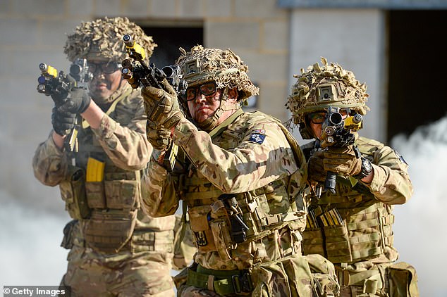 Se está eliminando la formación vital para las unidades militares para pagar un aumento salarial a las tropas. Los ministros han pedido a los jefes de defensa que ahorren 400 millones de libras para los aumentos salariales. En la imagen: soldados demostrando un sistema de seguimiento ocular de comportamiento virtual en octubre de 2021 en Salisbury, Inglaterra