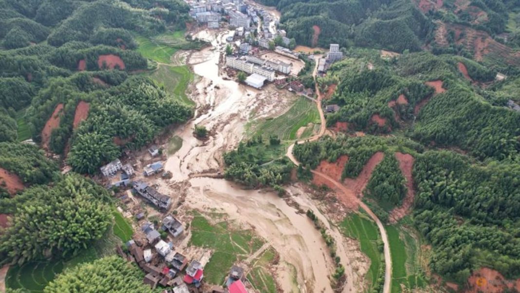 Rescatistas en China se apresuran a encontrar personas desaparecidas y sellar diques después de las inundaciones mortales causadas por el tifón Gaemi
