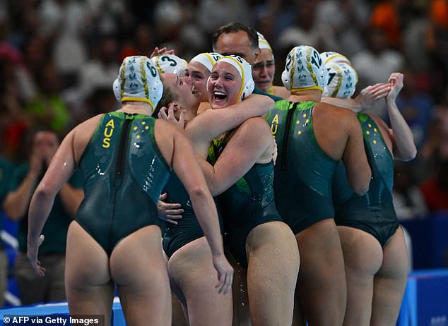 Los Stingers (en la foto después de vencer a los EE. UU. el jueves) se han puesto trajes de baño altos que se asemejan a tangas de una pieza para mejorar su flexibilidad en el agua.