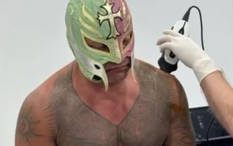 Rey Mysterio ofrece una actualización positiva sobre su salud después de someterse a un tratamiento con células madre
