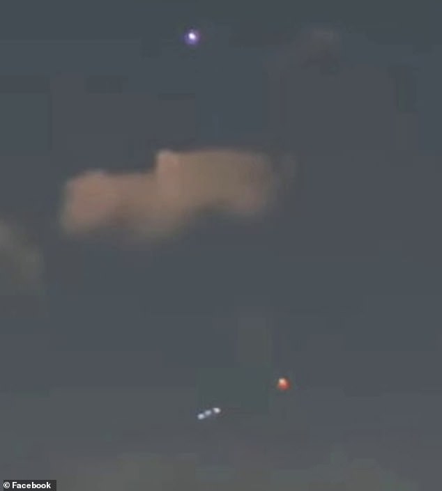 Las luces parpadeantes (en la imagen inferior) se vieron debajo de la luna con una voz de mujer en el video que calificó el avistamiento de 