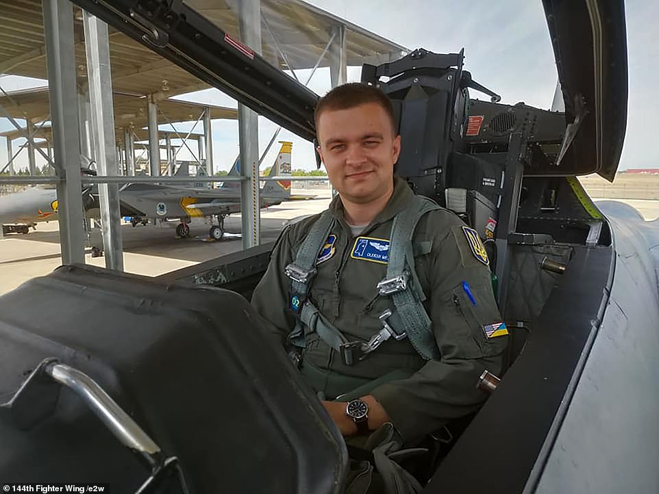 Rusia se jactó de haber matado al primer piloto ucraniano entrenado para el F-16 en un ataque a una base aérea. La pérdida del teniente coronel Oleksii Mes, de 31 años, fue confirmada en un obituario publicado en las redes sociales por el alcalde de Lutsk.