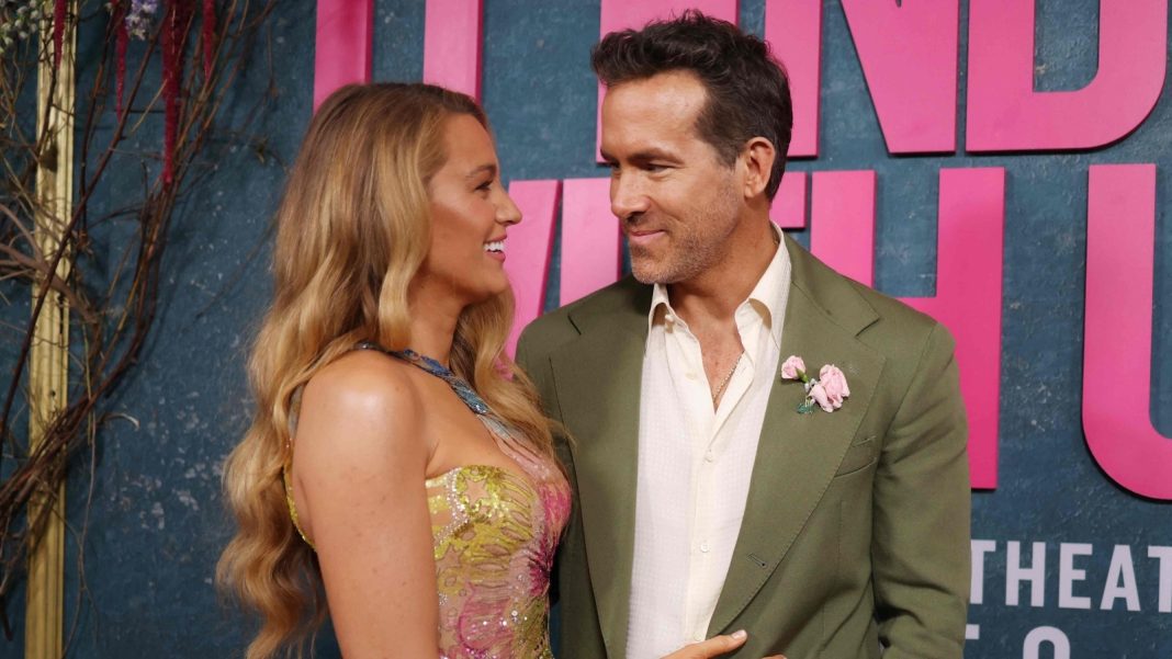 Ryan Reynolds hace sonrojar a Blake Lively en video sorpresa, Hugh Jackman también aparece y dice 'No puedo besarlo más'
