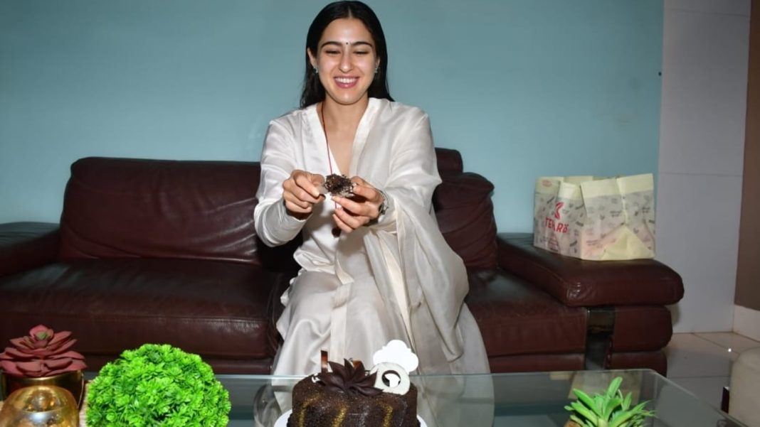 Sara Ali Khan celebra su cumpleaños con paparazzi, corta pastel y reparte dulces. Mira
