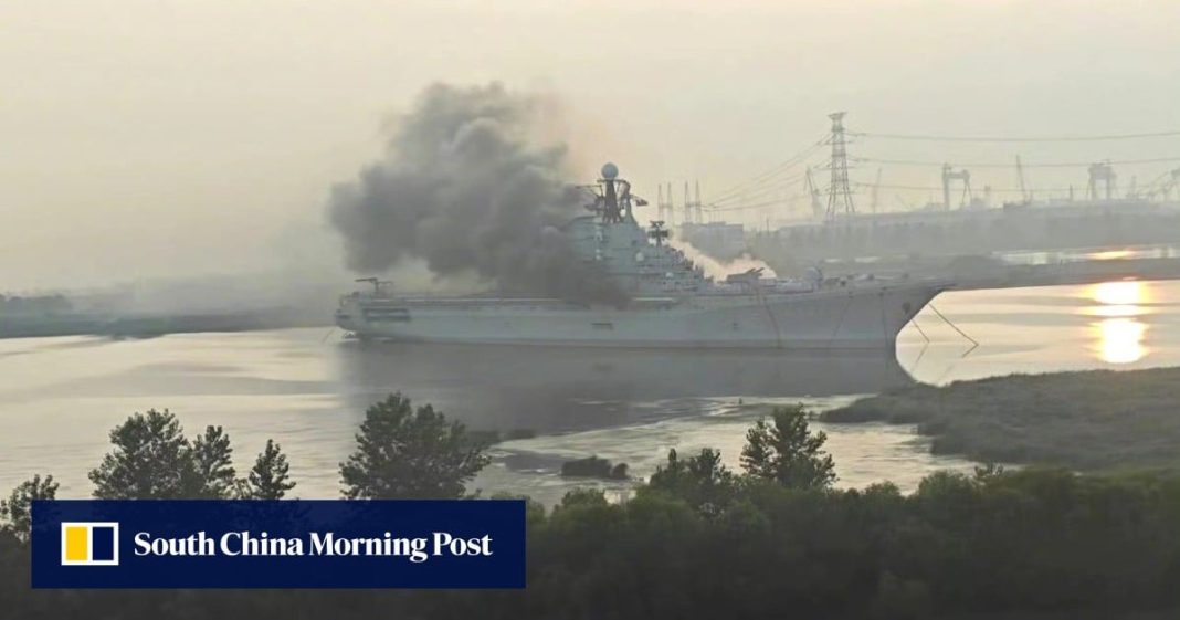 Se incendia el antiguo portaaviones soviético Minsk en China
