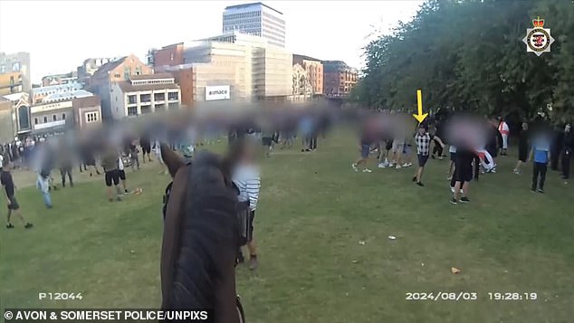 Dominic Capaldi (en la foto) atacó de forma impactante a la policía en Castle Park, Bristol, y les arrojó objetos no identificados. Su familia ha lanzado una campaña de recaudación de fondos