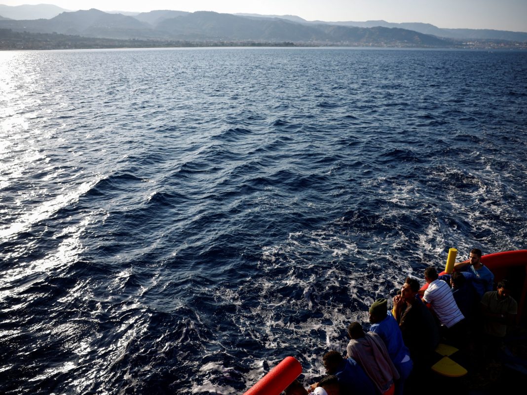 Siete personas desaparecidas tras naufragio de un velero en la costa de Sicilia, Italia
