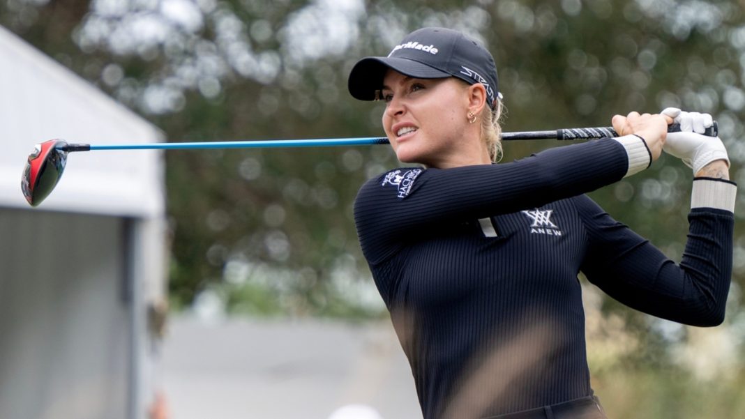 Solo en casa: el inglés Charley Hull hace birdie en el 18 y lidera el Open en solitario
