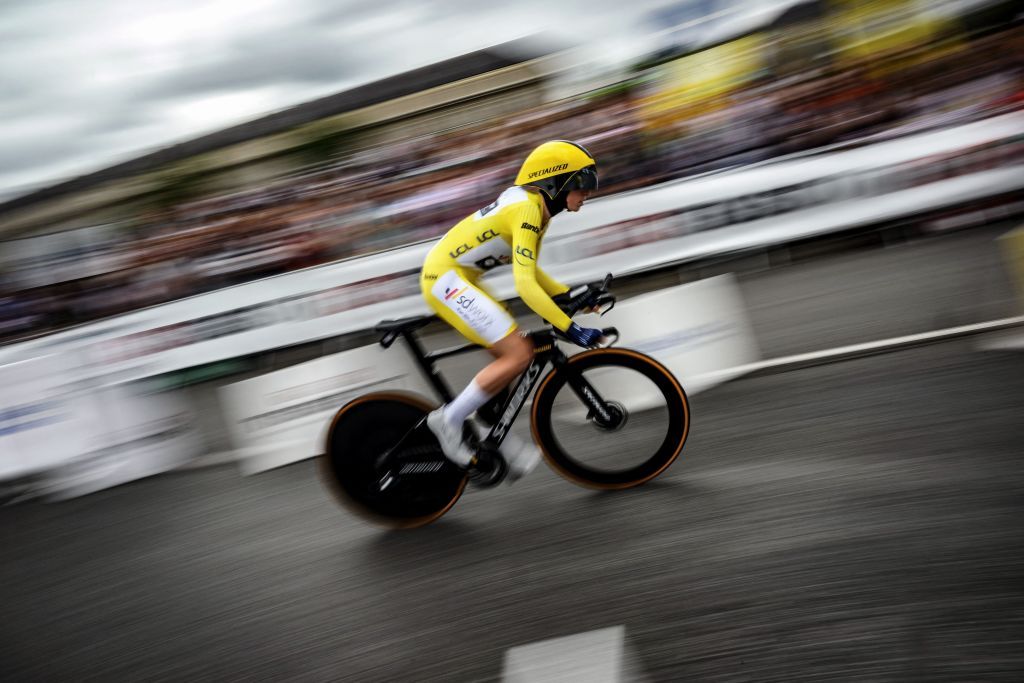 'Sólo intento sobrevivir': dos carreras en un día en el Tour de Francia Femenino divide opiniones
