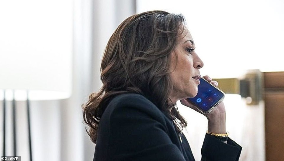 La vicepresidenta Kamala Harris ha sido tildada de farsante por publicar una foto de ella hablando por teléfono con la viuda del líder de la oposición rusa Alexey Navalny.