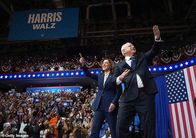 Kamala Harris y Tim Walz hacen su entrada como compañeros de fórmula por primera vez en un mitin en Filadelfia, Pensilvania, el 6 de agosto de 2024, entre estruendosos aplausos.