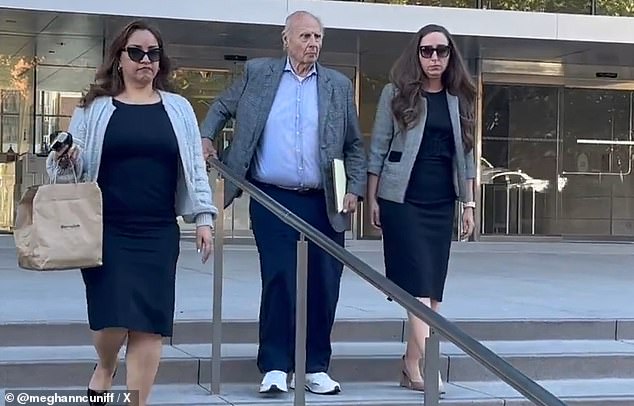 Tom Girardi, con aspecto confundido, fue visto saliendo del tribunal arrastrando los pies después de testificar en su juicio federal.