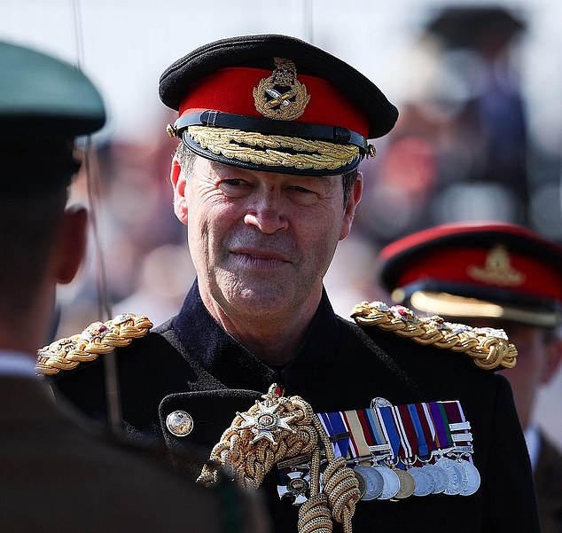 El general Sir Patrick Sanders (en la foto), que renunció a su papel fundamental en junio, pidió a los aliados de Ucrania que intensificaran sus esfuerzos y proporcionaran mejor armamento.