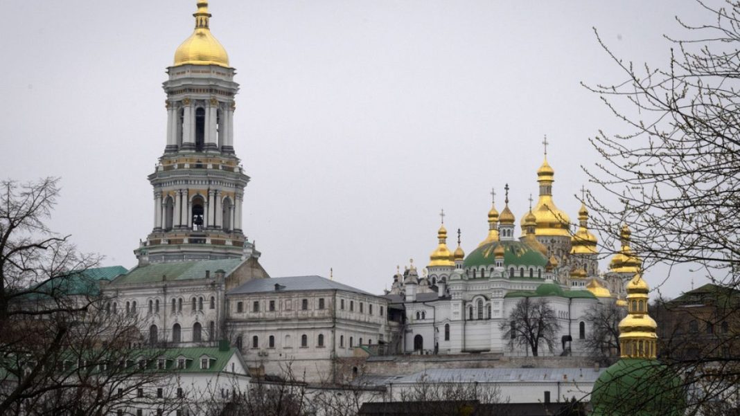 Ucrania prohíbe las actividades de grupos religiosos vinculados a Moscú
