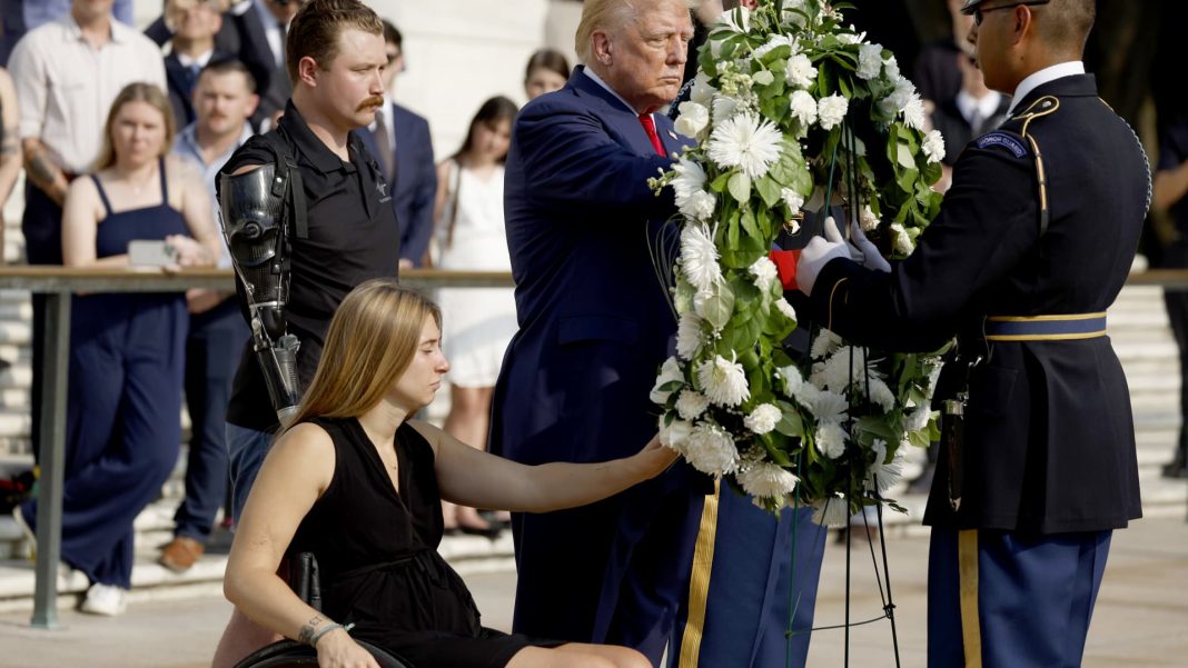 Un asistente de Trump “empujó” a un empleado del cementerio de Arlington que intentó hacer cumplir las reglas, dice el ejército
