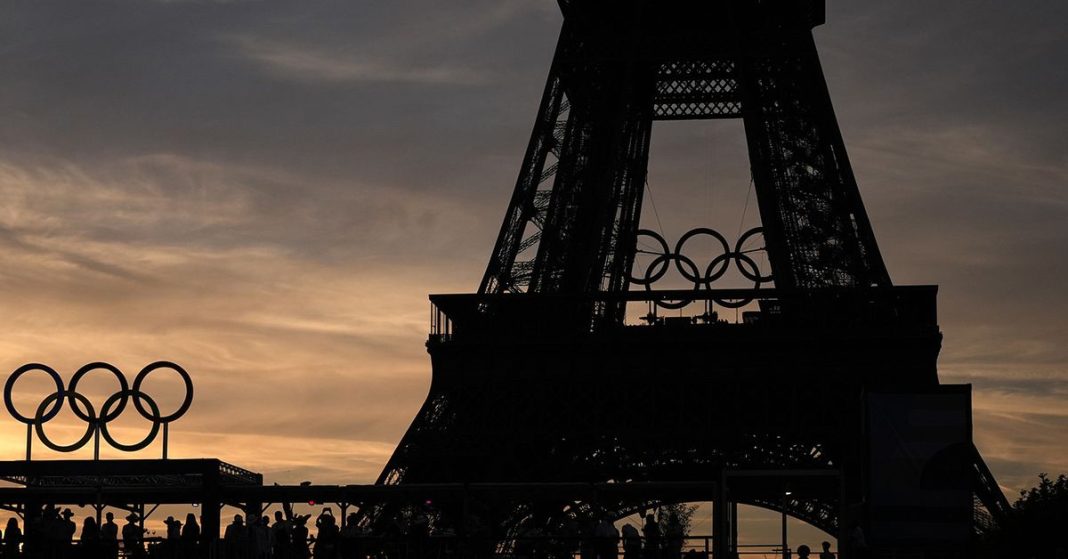 Un escalador sin camiseta provoca la evacuación de la Torre Eiffel horas antes de la ceremonia de clausura
